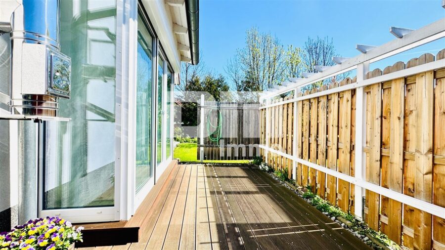 Modernes Familienglück nahe KfW 55-Standard mit Terrasse, Carport und Parkplatz - Terrassenbereich vor dem Haus